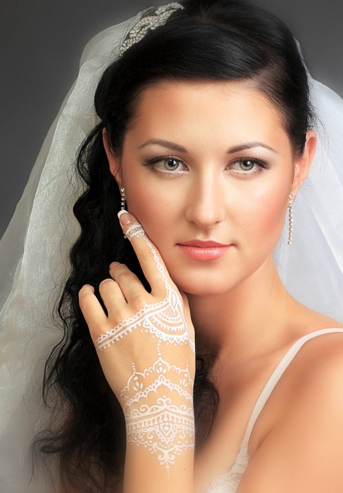 White mehendi is loved by brides