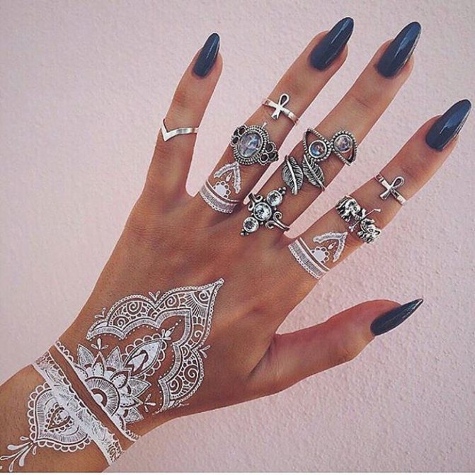 White mehendi goes excellently with the silver jewelry