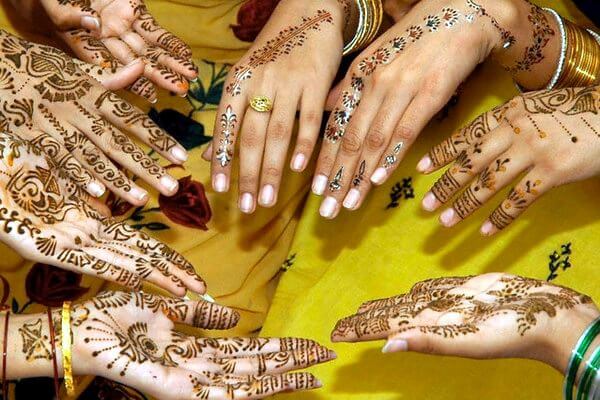 Colors when applying henna to the skin