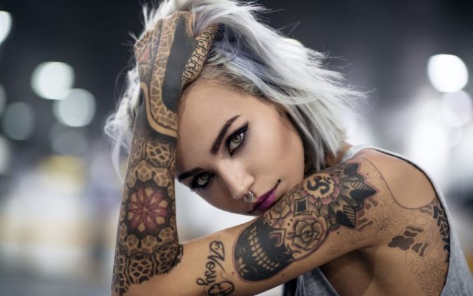girl with a tattoo
