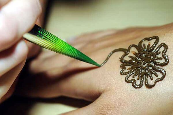 How to apply mehendi to the body