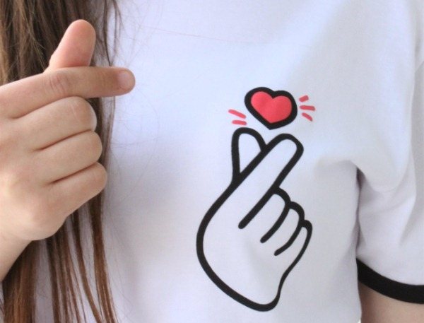Korean heart with fingers. Meaning, name, other interesting Korean gestures