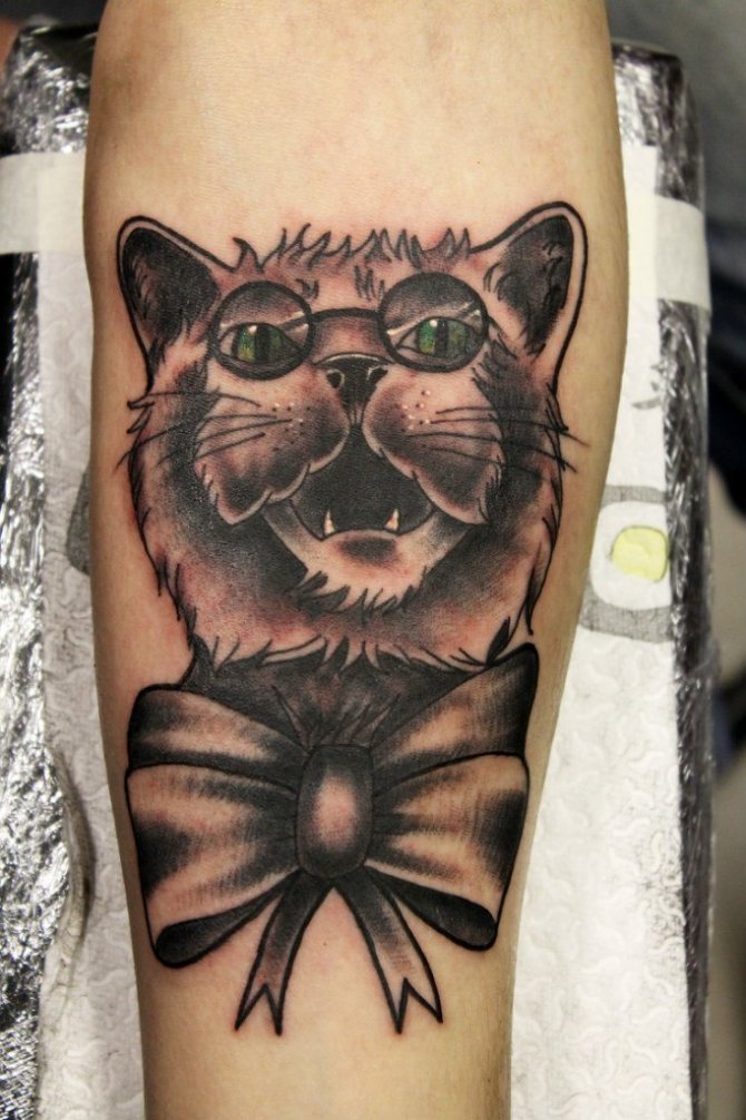 Cat with a bow - a typical tattoo of thieves