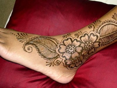 Mehendi on a leg. Sketches, drawings for beginners, photos