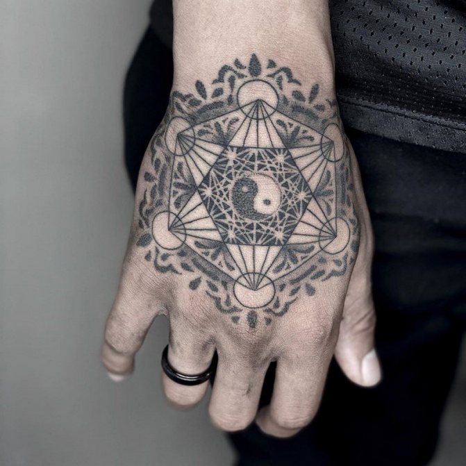 Fashionable male tattoos 2021-2022: what size to get a tattoo, the best tattoo designs and locations