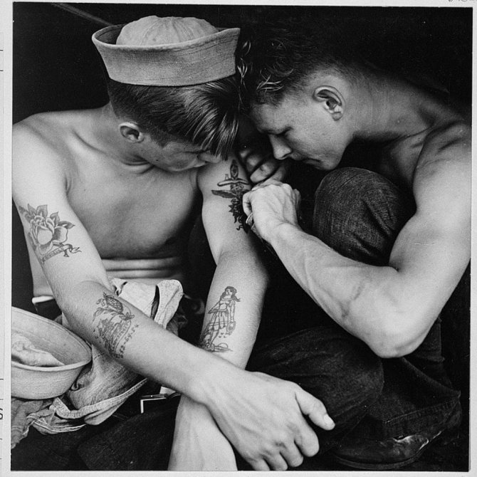 Sailors get tattoos