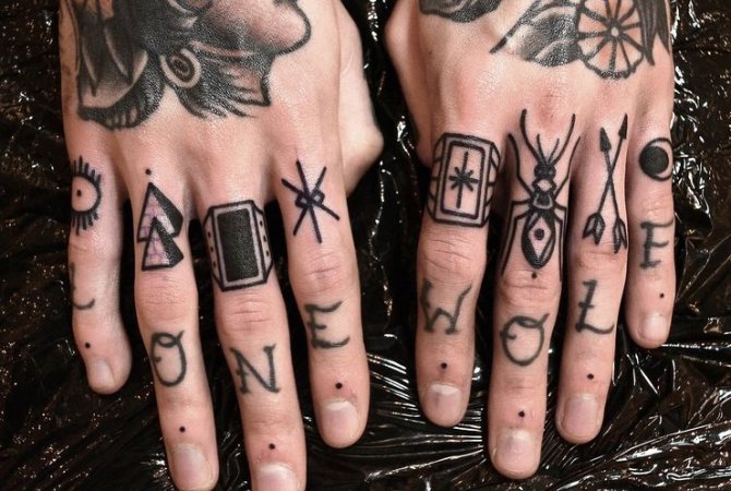 Men's tattoos on fingers