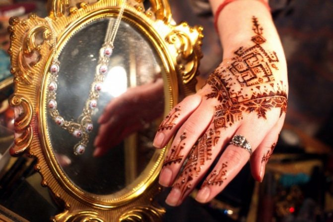 Example of African mehendi with geometrical figures