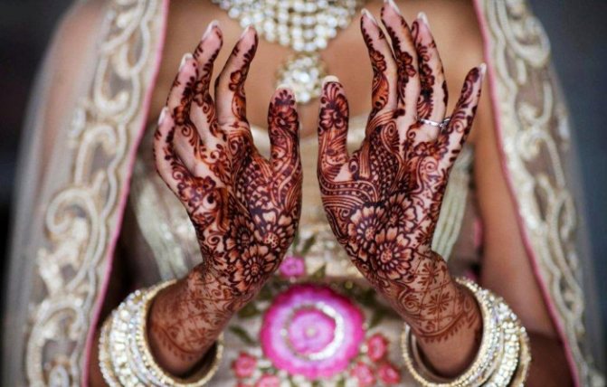 It is believed that the brightest mehendi appear on the palms of their hands.