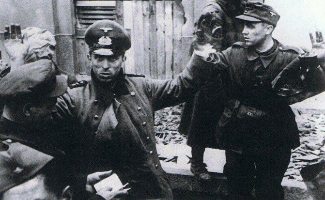 Soviet soldiers take German soldiers prisoner of war