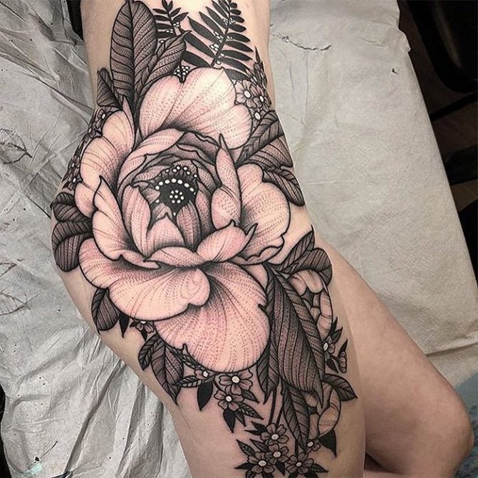 Tattoo a huge flower on her thigh