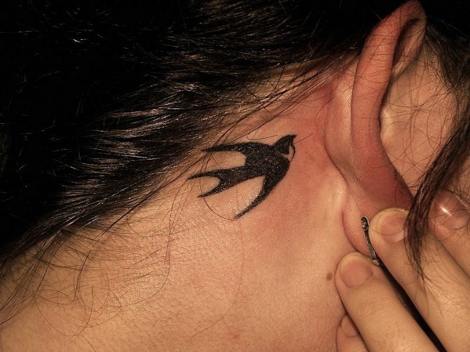 Tattoo on the neck for girls (main key)