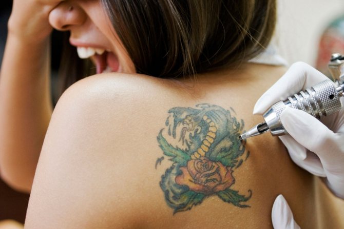 Tattoo on the neck for girls (main key)
