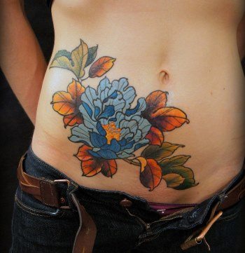 Tattoo on the belly for postpartum girls to hide stretch marks