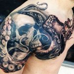 Tattoo of an octopus on his shoulder - photo