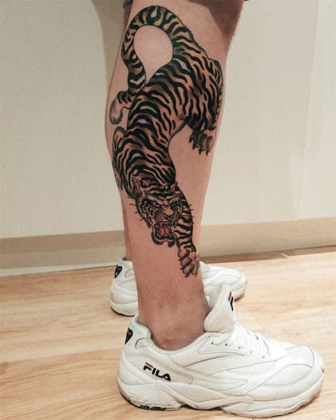 Tattoo of a tiger on the leg