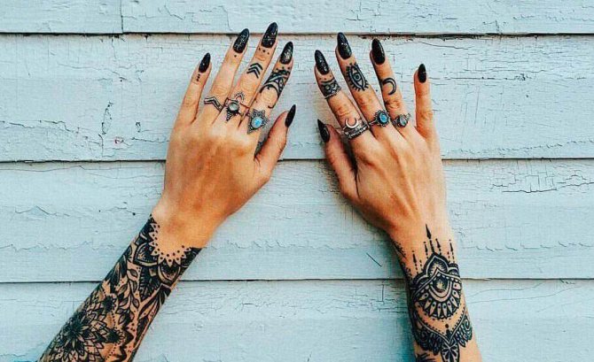 Tattoo on girl's fingers